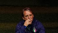 Pelatih Italia, Roberto Mancini duduk selama sesi latihan di stadion Hive di London, Inggris, Senin (5/7/2021). Italia merengkuh tiket semifinal Euro 2020 usai menang 2-1 atas Belgia. (AP/Matt Dunham)
