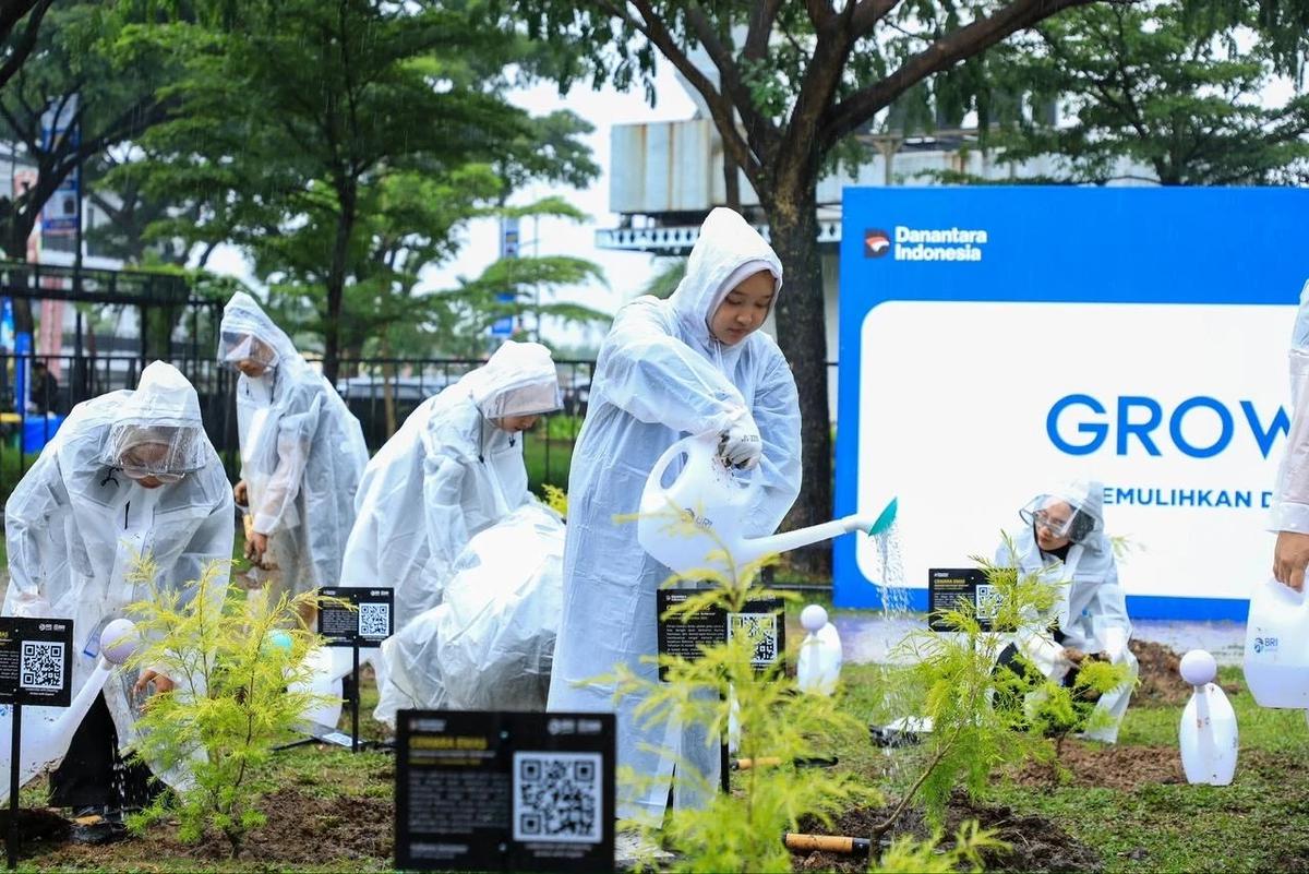 Program BRI Menanam – Grow & Green penanaman dan pemberian 3.000 bibit pohon produktif dan pohon keras di Kiara Artha Park, Bandung