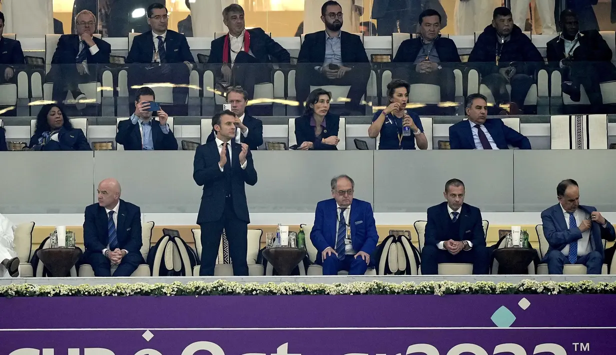 Presiden Prancis Emmanuel Macron bertepuk tangan setelah pertandingan semifinal Piala Dunia 2022 antara Prancis dan Maroko di Stadion Al Bayt di Al Khor, Qatar, Kamis (15/12/2022). Prancis berhasil melaju ke babak final setelah mengalahkan Maroko 2-0. (AP Photo/Martin Meissner)