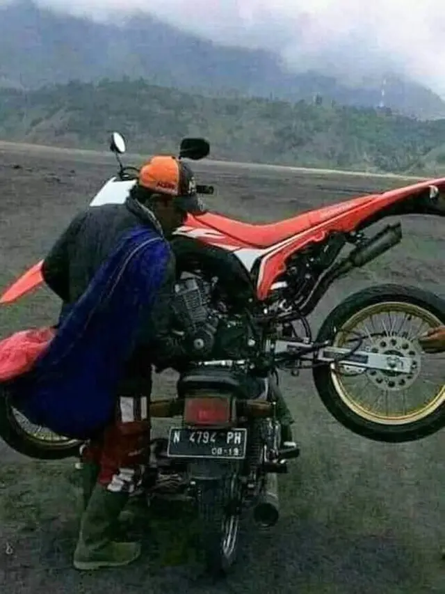 6 Potret Pengendara saat Angkut Motor Ini Bikin Was-Was