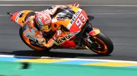 Pembalap Repsol Honda, Marc Marquez beraksi pada latihan bebas MotoGP Prancis 2018. (JEAN-FRANCOIS MONIER / AFP)