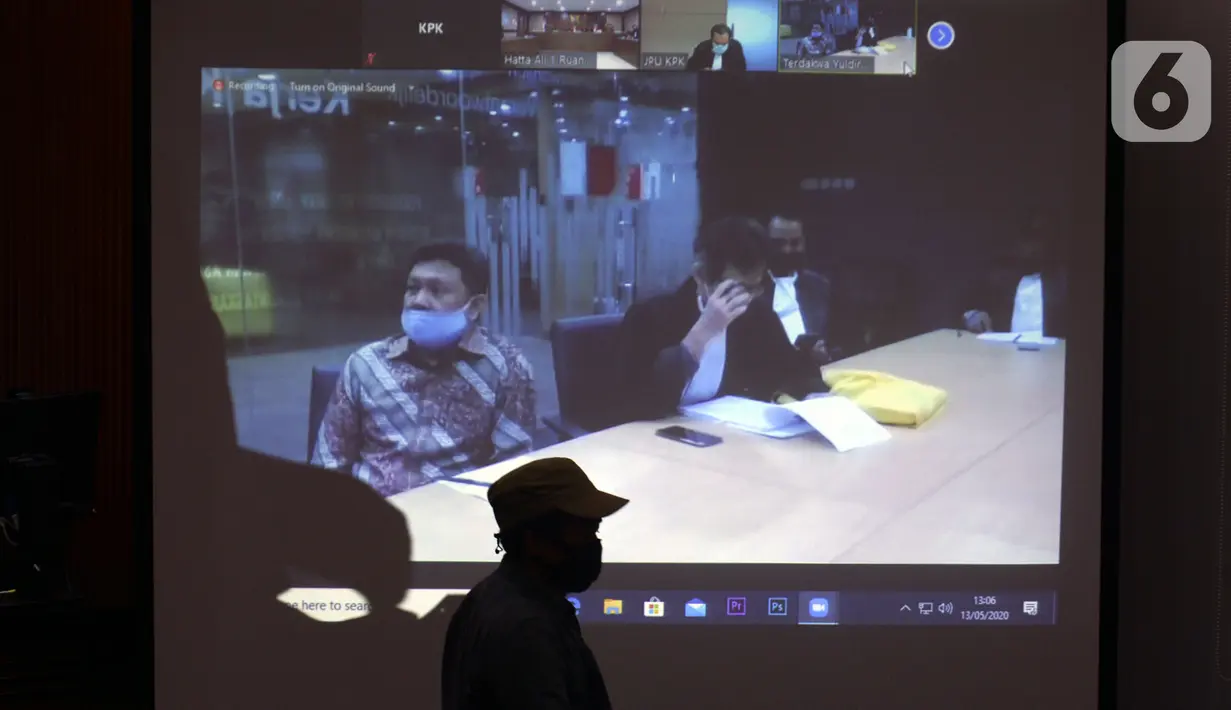 Mantan Dirut PTPN III (Persero) Dolly Pulungan menjalani sidang secara video conference di Gedung KPK, Jakarta, Rabu (13/5/2020). Dolly Pulungan dituntut 6 tahun penjara dan denda Rp 300 juta subsider 6 bulan kurungan terkait fee distribusi gula di PTPN III (Persero). (merdeka.com/Dwi Narwoko)