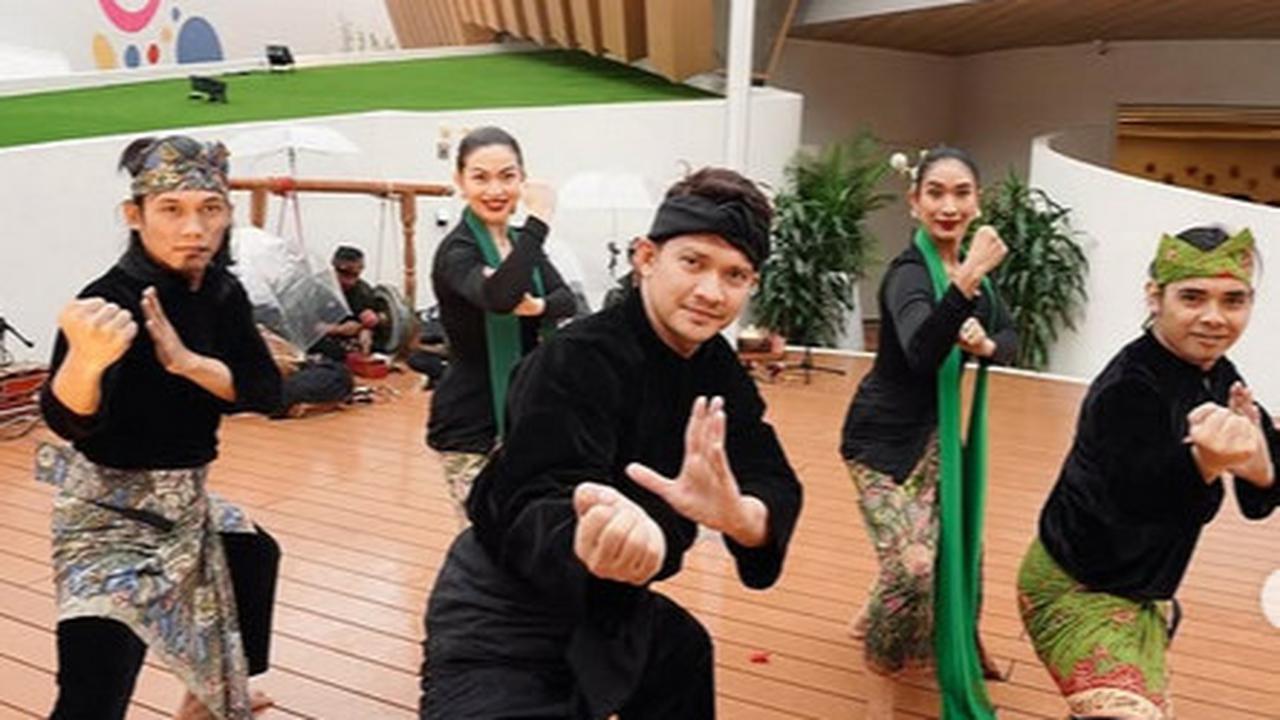 5 Potret Ariel Tatum Menari Jaipong Diiringi Gamelan Sunda di Osaka, Romantis Diiringi Rintik Hujan