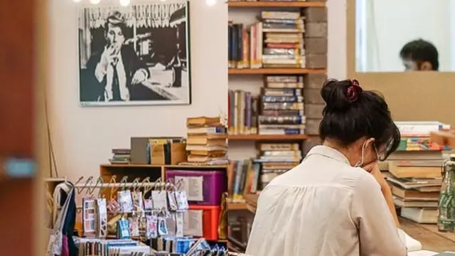 Kineruku, sebuah perpustakaan di Bandung yang sering jadi tempat nongkrong anak muda kota kembang.