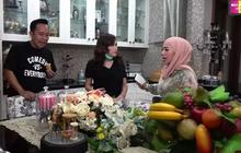 5 Potret Dapur di Istana Megah Denny Cagur, Bergaya Modern Klasik dengan Kitchen Set Putih yang Elegan