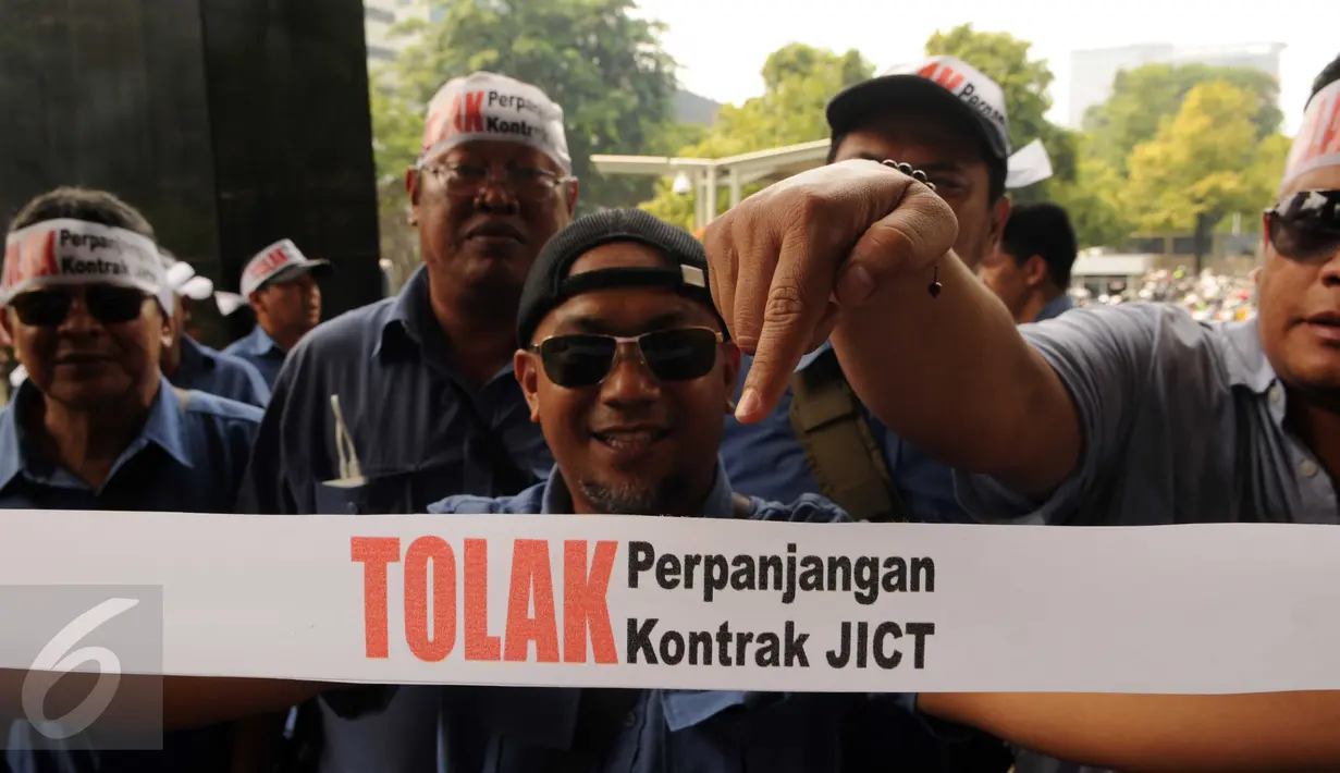 Sejumlah pekerja JICT melakukan aksi unjuk rasa di depan Gedung KPK, Jakarta, Kamis (10/3/2016). Dalam aksinya mereka menuntut penuntasan kasus perpanjangan kontrak PT Jakarta International Container Terminal (JICT). (Liputan6.com/Helmi Afandi)