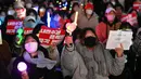 Puluhan ribu warga Korea Selatan berunjuk rasa dan memenuhi ruas-ruas jalanan di dekat gedung Majelis Nasional di bagian barat Seoul. (Jung Yeon-je/AFP)
