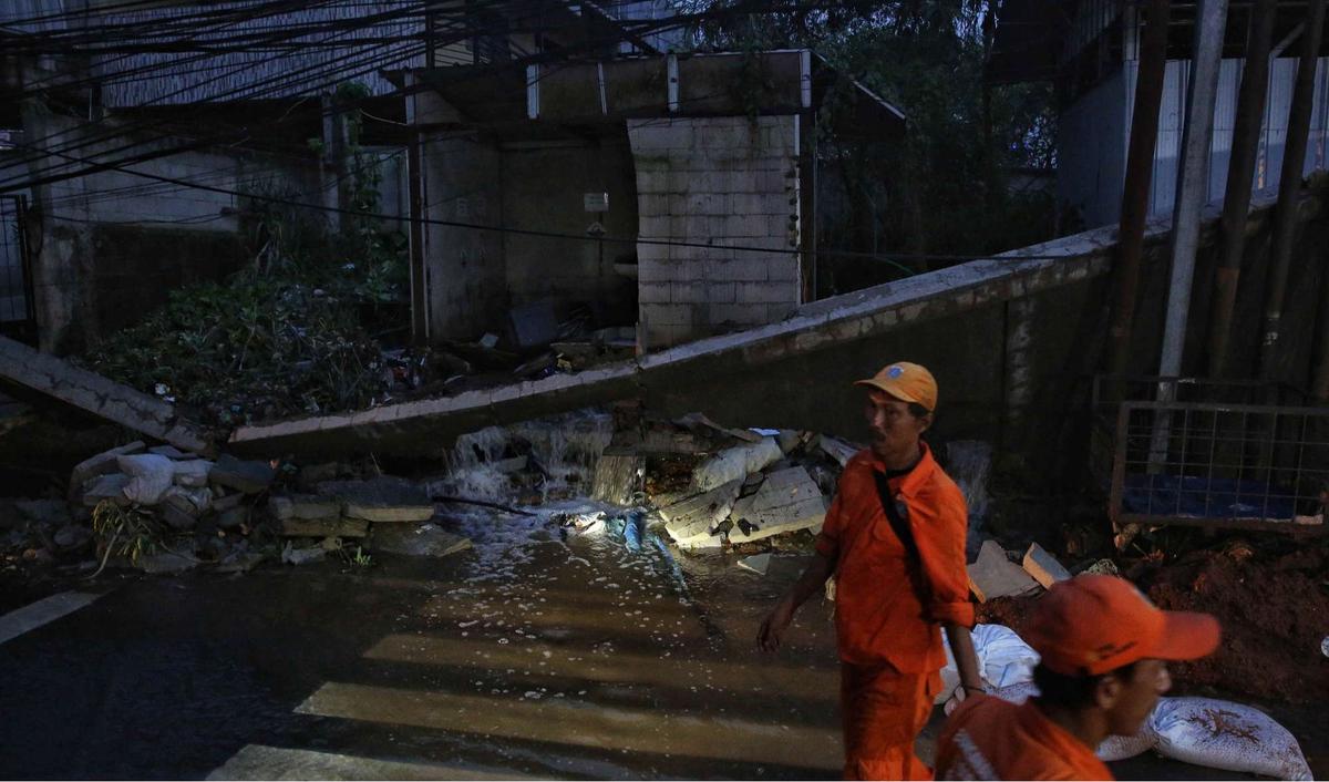Tembok roboh di Kalibata akibat hujan deras