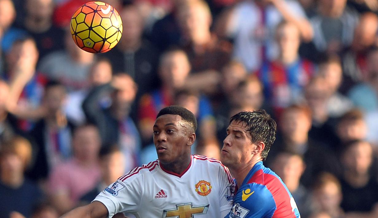 Penyerang Setan Merah, Anthony Martial duel udara dengan pemain Crystal Palace, Martin Kellypada laga Liga Inggris di Stadion Selhurst Park, Inggris, Sabtu (31/10/2015). (EPA/Hannah McKay) 