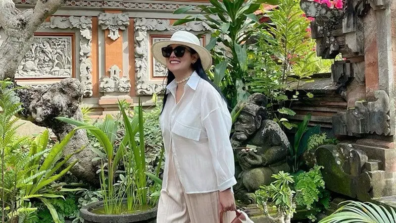 7 Potret Seru Liburan Nindy Ayunda di Bali, Tetap Stylish