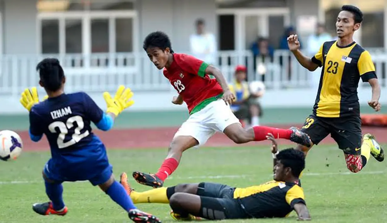 Di babak pertama Timnas Indonesia lebih dahulu membobol gawang Malaysia. Tampak pemain timnas yang berkostum merah, Bayu Gatra melepaskan tendangan ke gawang Malaysia (ANTARA FOTO/Prasetyo Utomo)
