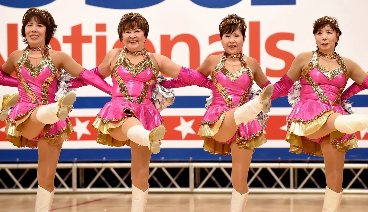 Cheerleader "Jepang Pom Pom" saat mengisi acara di Kejuaraan Nasional Cheerleader 2016 di Chiba, Jepang (26/3). Keunikan dari Cheerleader Jepang Pom Pom adalah para anggotanya para wanita yang telah lanjut usia.  (AFP PHOTO / Toru Yamanaka)