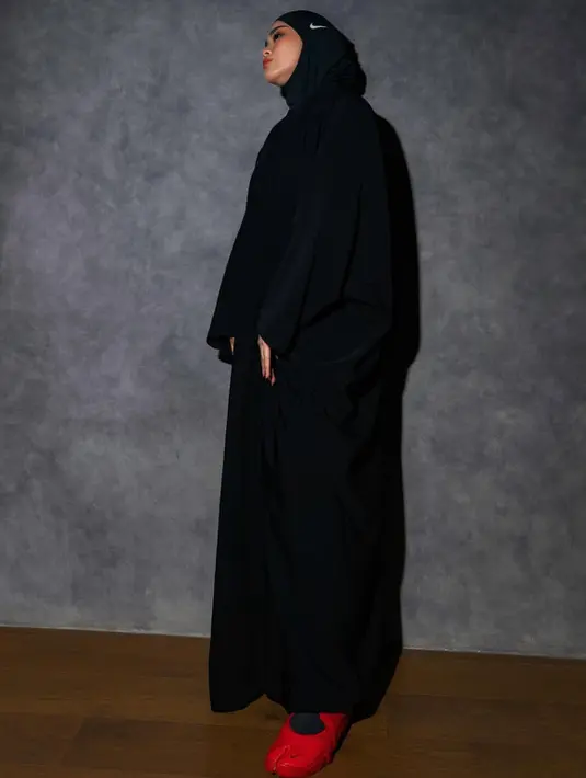 Sivia juga mengenakan kerudung olahraga Nike dipadukan abaya hitam sambil mengenakan sepatu Nike merah yang on point.  [@siviazizah]