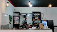 Proses penyajian kopi khas Aceh di Waroeng Aceh Duta Serambi, Manado.