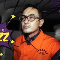 Komisi Pemberantasan Korupsi (KPK) menahan Gubernur Jambi mantan artis Zumi Zola. Ia ditahan usai menjalani pemeriksaan penyidik KPK. Ia ditahan terkait kasus dugaan penerimaan gratifikasi sejumlah proyek di Provinsi Jambi.