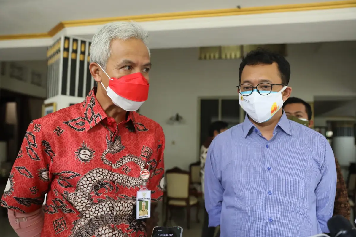 Ilustrasi Foto Gubernur Jawa Tengah, Ganjar Pranowo Bersama anggota Komnas HAM, Beka Ulung Hapsara di rumah dinas Puri Gedeh