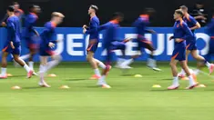 Para pemain Belanda mengambil bagian dalam sesi latihan MD-1 menjelang pertandingan Grup D Euro 2024 di base camp tim di Wolfsburg, Kamis (20/6/2024). (Christophe SIMON / AFP)