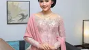 Kali ini, Erina Gudono tak kalah memesona dalam balutan kebaya berwarna merah muda yang lembut. Kebaya ini memiliki garis leher yang terbuka dengan brokat super cantik. Erina semakin cantik dengan selendang berwarna senada, riasan wajah natural yang pas, tatanan rambut, dan aksesorinya yang sempurna secara keseluruhan. Foto: Instagram.