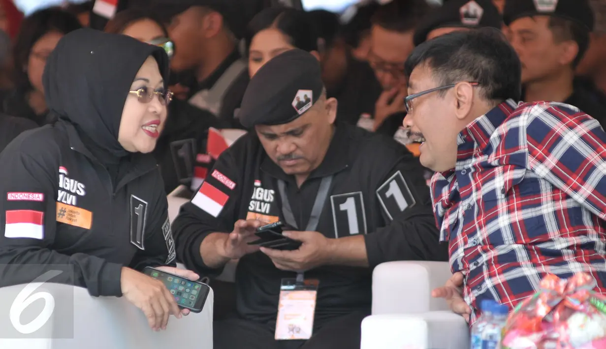 Cawagub DKI Jakarta Djarot Saiful Hidayat dan Sylviana Murni berbincang saat menghadiri acara Deklarasi Kampanye Damai di Silang Monas, Jakarta, Sabtu (29/10). (Liputan6.com/Yoppy Renato)