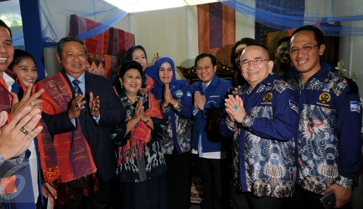 Ketua Umum Partai Demokrat, Susilo Bambang Yudhoyono (ketiga kiri) mencoba ulos di pameran kerajinan jelang menghadiri puncak perayaan HUT Partai Demokrat ke-14 di Gedung Parlemen Senayan, Jakarta, Rabu (9/9/2015). (Liputan6.com/Helmi Fithriansyah)