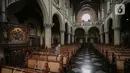 Pekerja melakukan persiapan jelang ibadah Natal, di Gereja Katedral, Jakarta, Senin (20/12/2021). Sejumlah persiapan dan pemasangan dekorasi mulai dilakukan pihak Gereja Katedral untuk menyambut misa dan perayaan Natal. (Liputan6.com/Faizal Fanani)