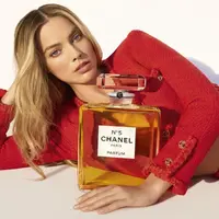 Lihat di sini tampilan Margot Robbie dalam kampanye debutnya sebagai wajah baru parfum ikonik Chanel N°5. [Dok/Chanel].