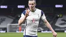 Penyerang Tottenham Hotspur, Gareth Bale berselebrasi usai mencetak gol ke gawang Sheffield United pada pertandingan Liga Inggris di Stadion Tottenham Hotspur di London, Senin (3/5/2021). Bale mencetak tiga gol di pertandingan ini dan mengantar Tottenham menang 4-0. (Shaun Botterill/Pool via AP)
