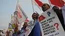 Massa dari Serikat Pekerja Jakarta International Container Terminal melakukan aksi teaterikal di depan Istana Merdeka, Jakarta, Rabu (8/7/2015). Mereka menuntut presiden untuk menolak perpanjangan konsesi aset PT. JICT (Liputan6.com/Faizal Fanani)
