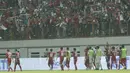 Pemain Indonesia U-19 menyapa suporter usai pertandingan melawan Thailand U-19 pada laga persahabatan di Stadion Wibawa Mukti, Cikarang, Minggu (8/10/2017). Indonesia menang 3-0 atas Thailand. (Bola.com/M Iqbal Ichsan)