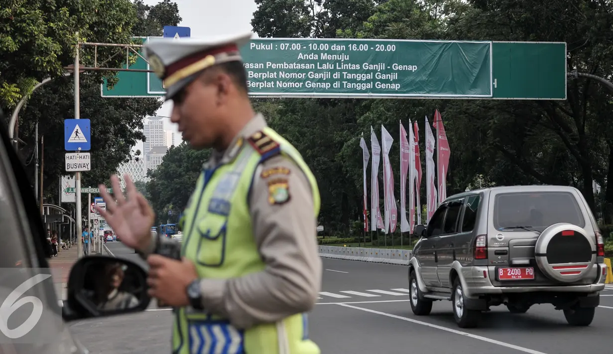 Petugas saat menegur pengendara di jalan Medan Merdeka Barat, Jakarta, Jumat (5/8). Berdasarkan data Polda Metro Jaya, terhitung 27 Juli hingga 3 Agustus 2016 jumlah pelanggaran ganjil-genap mencapai 5.947 pelanggar. (Liputan6.com/Yoppy Renato)