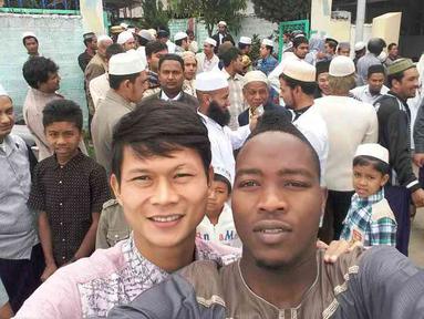 Dedi Gusmawan berfoto bersama rekan setimnya asal Ghana, Abubakar, setelah menjalankan sholat Ied di sebuah masjid di kota Taunggyi, Myanmar. (dok. pribadi)
