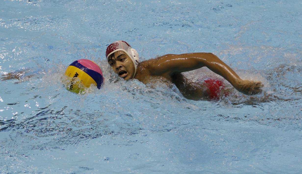 Atlet polo air Indonesia, Zaenal Arifin, membawa bola saat melawan Malaysia pada laga SEA Games 2019 di Aquatic Center, Clark, Jumat (29/11). Indonesia berhasil meraih emas perdana dari cabang polo air. (Bola.com/M Iqbal Ichsan)