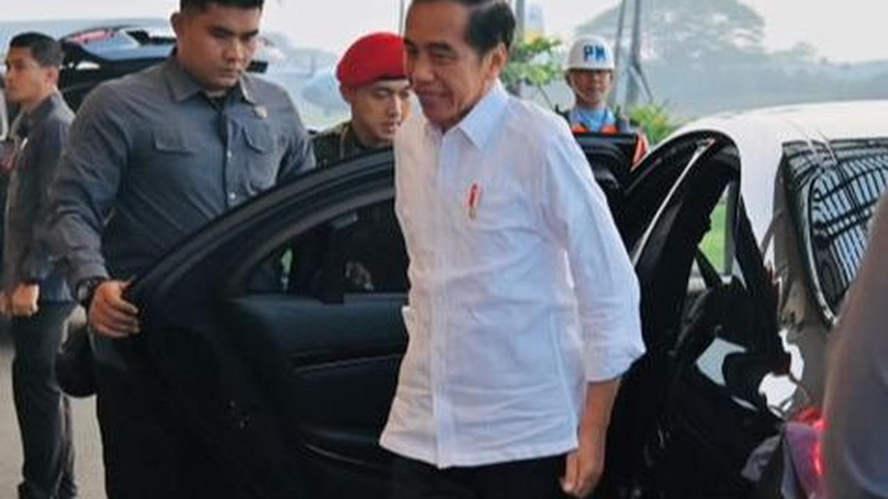 VIDEO: Jokowi Bingung Panggung Mendadak Kuning Saat Airlangga Muncul "Oh Sudah Tahun Politik"