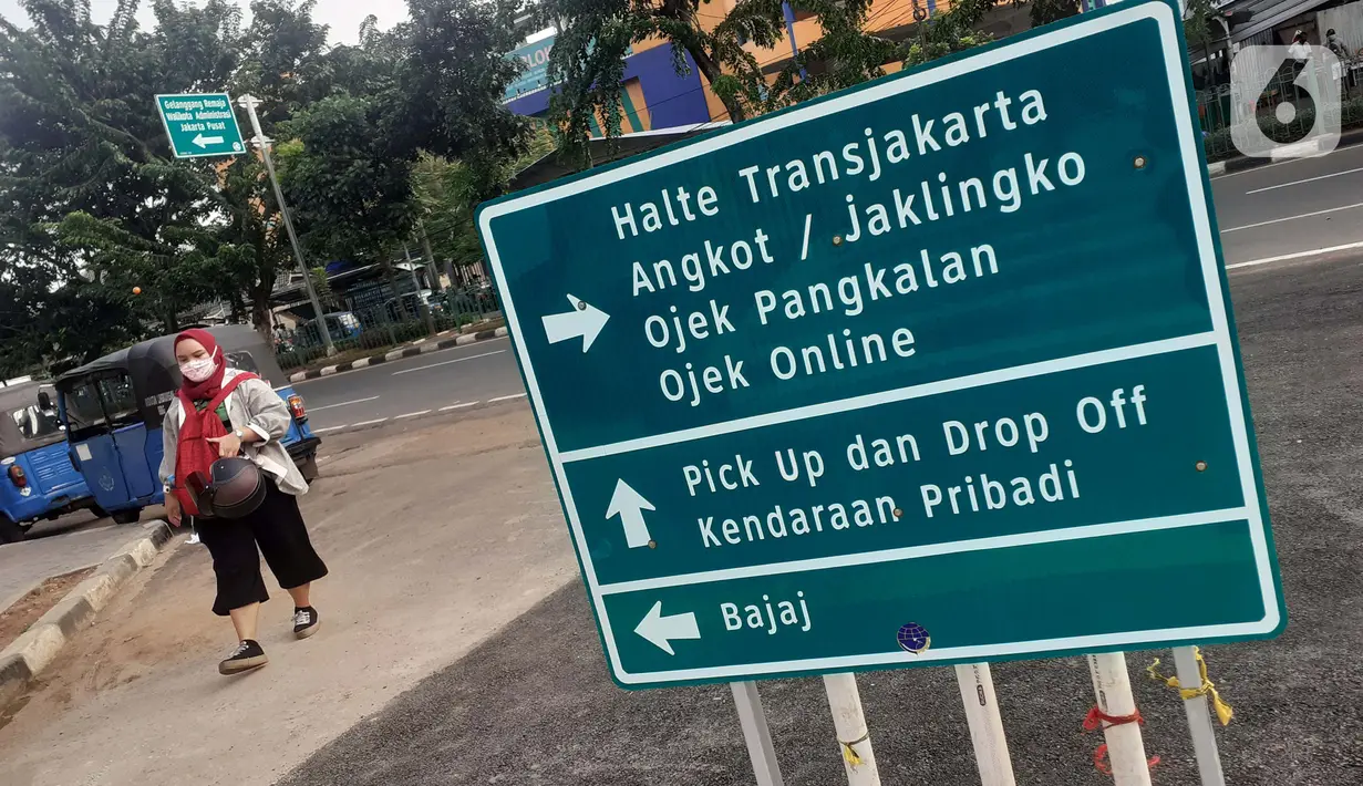 Warga berjalan memasuki area pedestrian di kawasan Stasiun Pasar Senen, Jakarta, Kamis (18/6/2020). Renovasi ini bagian dari penataan area integrasi antarmoda untuk memfasilitasi masyarakat, dari dan menuju stasiun serta yang ingin melanjutkan naik bus. (Liputan6.com/Helmi Fithriansyah)
