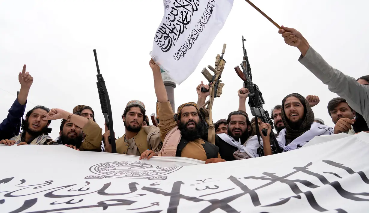 Pasukan Taliban merayakan satu tahun sejak mereka merebut Kabul di depan Kedutaan Besar AS di Kabul, Afghanistan, Senin (15/8/2022). Taliban memperingati tahun pertama pengambilalihan kekuasaan setelah pemerintah negara yang didukung barat itu melarikan diri dan militer Afghanistan hancur dalam menghadapi serangan Taliban. (AP Photo/Ebrahim Noroozi)