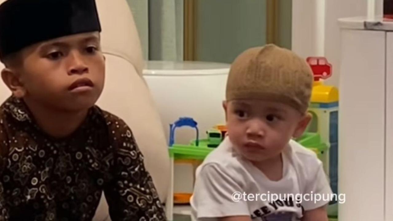 Ekspresi Rayyanza bikin salfok. Rayyanza tampak anteng menyimak orang yang membaca Al Quran.<br>