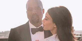 Kim Kardashian tentu saja nggak akan melewatkan momen spesial seperti ulang tahun sang suami, Kanye West! (instagram/kanyewest)