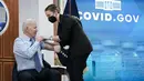 Presiden Joe Biden bersiap disuntik dosis keempat vaksin COVID-19 Pfizer/BioNTech keduanya di South Court Auditorium di Gedung Putih, Rabu (30/3/2022). AS pada Selasa mengizinkan mereka yang berusia di atas 50 tahun dan kondisi rentan bisa menerima booster kedua. (AP Photo/Patrick Semansky)