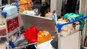 Seorang perempuan ditangkap setelah sebuah video viral mengklaim ia telah tinggal di Bandara Kuala Lumpur, Malaysia, selama satu tahun. (dok. tangkapan layar TikTok @raef_benzemi/https://www.tiktok.com/@raef_benzemi/video/7585483493845749013)