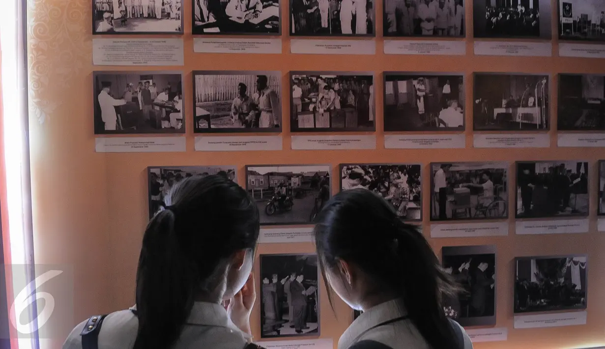 Pelajar SMA Permai, Pluit melihat diorama tata cara pemilihan umum di KPU Pusat, Jakarta, Selasa (18/10). Kunjungan dalam rangka sosialisasi bagi pemilih pelajar untuk mengetahui tata cara yang benar bagi pemilih pemula. (Liputan6.com/Faizal Fanani)