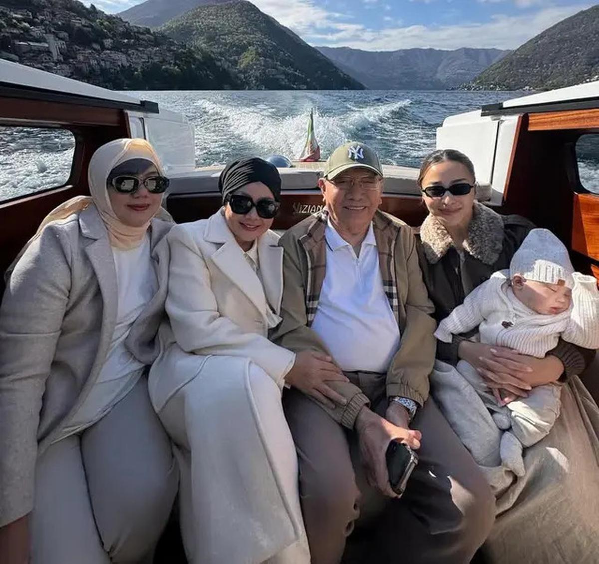 6 Gaya Old Money Nikita Willy Rayakan Ulang Tahun Putranya Issa ke-3 Naik Perahu di Danau Italia