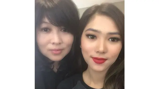 Paras cantik milik Isyana memang diturunkan dari sang ibunda.