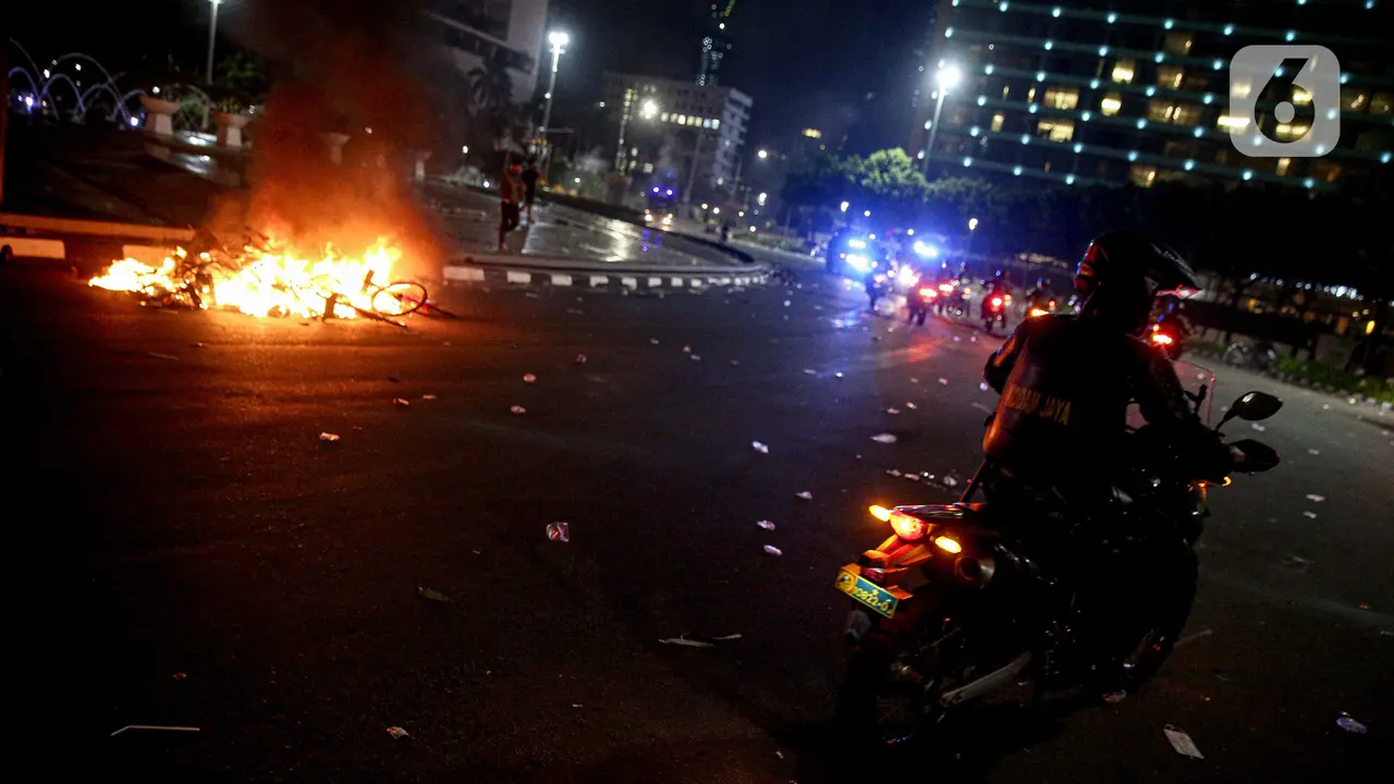FOTO: Sisa-Sisa Kerusakan Usai Demo Anarkis di Bundaran HI