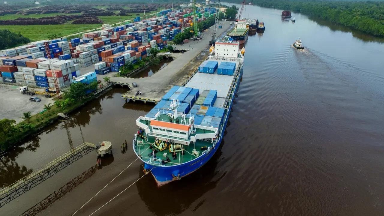 Aktivitas bongkar muat barang di Pelabuhan Pelindo 1 Pekanbaru