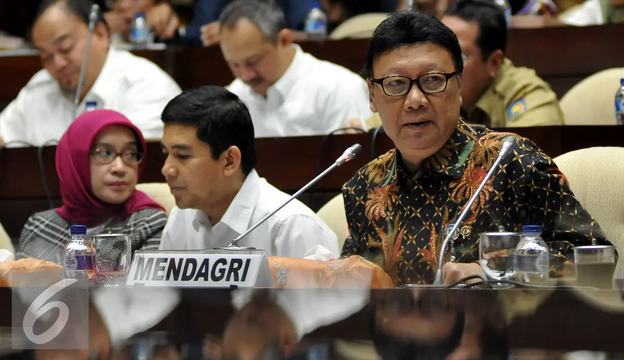 Menteri Dalam Negeri Tjahjo Kumolo (kanan) saat mengikuti rapat kerja dengan Komisi II DPR, di Kompleks Parlemen, Jakarta, Selasa (19/7). Rapat tersebut membahas R-APBN 2017. (Liputan6.com/Johan Tallo)