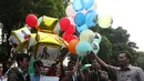 Aktivis Poros Indonesia Muda melakukan aksi pelepasan balon bertempelkan gambar politisi muda Indonesia di Gedung KPU, Jakarta, Rabu (1/8). Mereka berharap Pemilu 2019 mendapatkan pilihan yang membawa aspirasi kaum muda. (Liputan6.com/Helmi Fithriansyah)