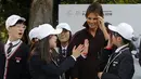 Ibu Negara AS, Melania Trump berfoto bersama para siswa SMA Korea Selatan selama acara 'Girls Play 2!' yang merupakan kampanye Olimpiade Musim Dingin PyeongChang 2018 di Kedutaan Besar AS di Seoul, Selasa (7/11). (AP Photo/Ahn Young-joon. Pool)