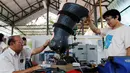 Insinyur Boonyu Thippaya membuat kaki palsu untuk gajah Mosha dan Motola di Friends of the Asian Elephant Foundation, Thailand, (29/6). Friends of the Asian Elephant Foundation adalah rumah sakit bagi gajah pertama di dunia. (REUTERS/Athit Perawongmetha)