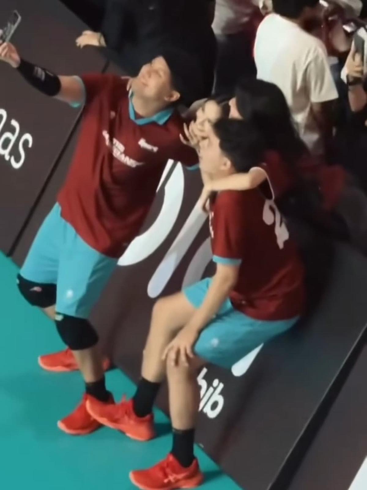 Potret Interaksi Nyoman Paul dan Keisya Levronka di Bahkan Voli 2, Usap Kepala - Rangkul dari Belakang