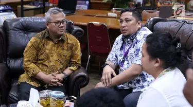 Ketua KPU RI, Arief Budiman (kiri) saat menerima audiensi perwakilan Asosiasi Pengajar Hukum Tata Negara di Jakarta, Selasa (27/11). Pertemuan untuk menindaklanjuti putusan MK, MA dan PTUN. (Liputan6.com/Helmi Fithriansyah)